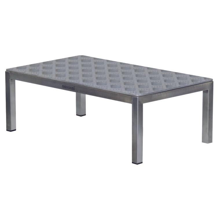 Novocal OP-Tritt 1 er et rektangulært metalbord (600 x 350 x 250 mm) med en struktureret gitterplade og fire lige ben, mærket "Novocal" - ideel som en medicinsk skammel i operationsstuen. Emballage: 1 stk.