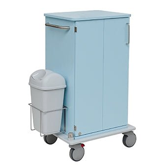 Den Novocal pleje- og arbejdsvogn har en lyseblå metalramme med to døre, et sidehåndtag, store grå hjul på en fuldplastplatform og en fastgjort skraldespand. Afbildet på en hvid baggrund.