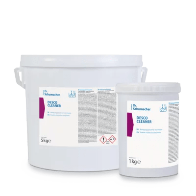 Afbildet er to hvide beholdere af Dr. Schumacher DESCO CLEANER fra Dr. Schumacher GmbH: en 5 kg spand og en 1 kg bæger, begge med hvidt låg og blå-lilla etiketter med teksten "Rengøringsmiddel til alle overflader" for et stribefrit resultat.