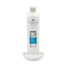 Ein weißer Dr. Schumacher Wandspender SPE 1000 (von Dr. Schumacher GmbH) mit sichtbarer Handdesinfektionsflasche und unterer Tropfschale, montiert vor einem schlichten hellen Hintergrund.