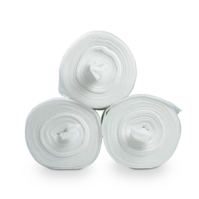 Tre Dr. Schumacher DESCO WIPES nonwoven kludruller fra Dr. Schumacher GmbH er stablet i en trekant på en lys baggrund. Fra siden viser rullerne deres cirkulære, koncentriske mønster, ideelt til brug i nonwoven kluddispenseringssystemer.