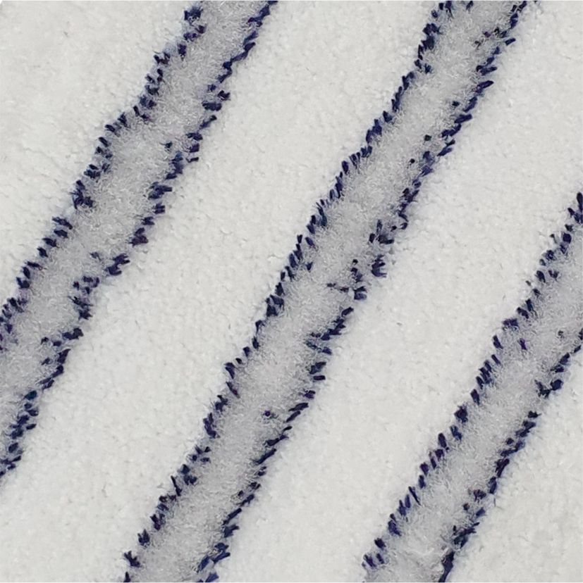 Nærbillede af Arcora EXCELLENT SOFT MOPP BLAU-WEISS fra Arcora International GmbH: På den hvide, strukturerede overflade sørger tre jævnt fordelte, let forhøjede diagonallinjer i mørke- og lyseblå, bløde fibre for en førsteklasses finish.