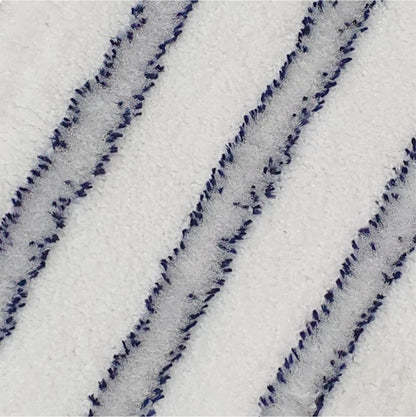 Nærbillede af Arcora EXCELLENT SOFT MOPP BLAU-WEISS fra Arcora International GmbH: På den hvide, strukturerede overflade sørger tre jævnt fordelte, let forhøjede diagonallinjer i mørke- og lyseblå, bløde fibre for en førsteklasses finish.