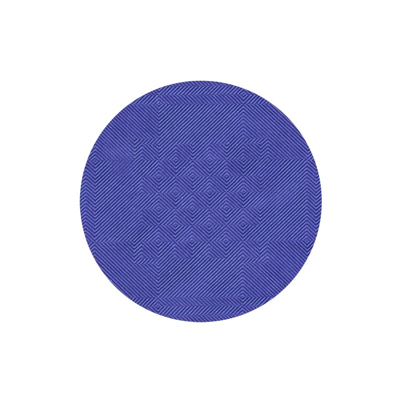 Artiklen ligner med sin strukturerede overflade med geometriske mønstre en elegant borddekoration, ligesom papirdugen med damaskprægning fra PAPSTAR GmbH.