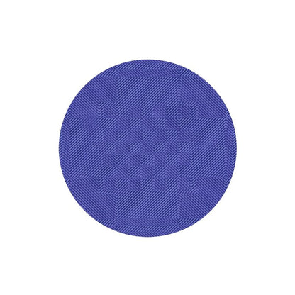 Artiklen ligner med sin strukturerede overflade med geometriske mønstre en elegant borddekoration, ligesom papirdugen med damaskprægning fra PAPSTAR GmbH.