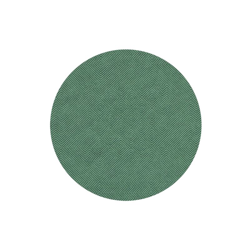 Vi præsenterer PAPSTAR papirdug med damaskprægning fra PAPSTAR GmbH, en udsøgt grøn papirdug med et struktureret geometrisk mønster, der ligner en damaskprægning og har en række koncentriske former og linjer. Ideel til at understrege elegancen i din borddekoration.