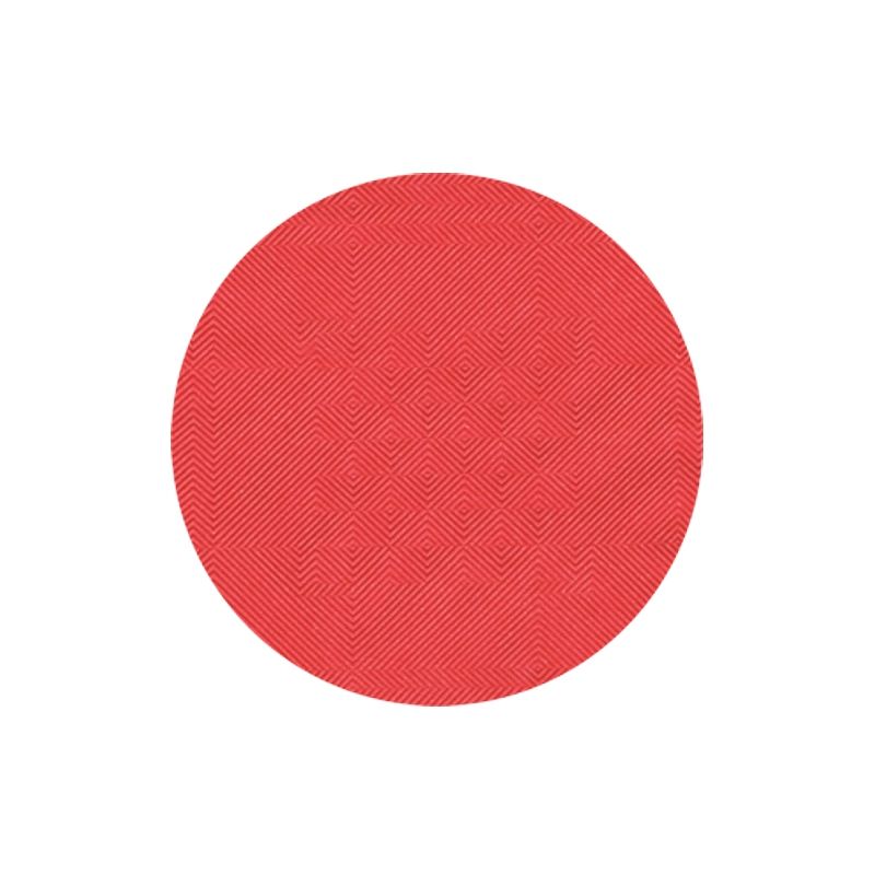 Foran en hvid baggrund præsenterer PAPSTAR papirdug med damaskprægning fra PAPSTAR GmbH sig med en rød, rund skive med struktureret overflade og damaskprægningsmønster, perfekt til at forædle din borddekoration.