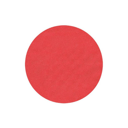 Foran en hvid baggrund præsenterer PAPSTAR papirdug med damaskprægning fra PAPSTAR GmbH sig med en rød, rund skive med struktureret overflade og damaskprægningsmønster, perfekt til at forædle din borddekoration.