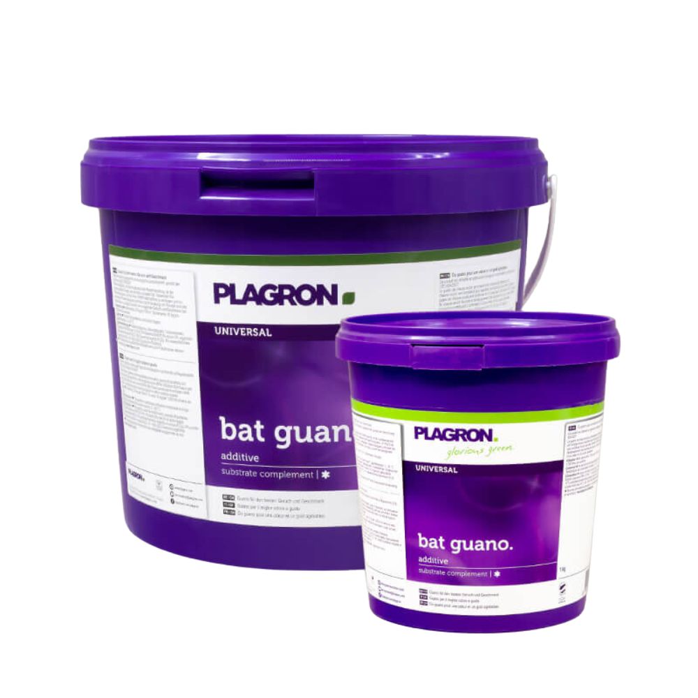 Der er to plastikbeholdere med Plagron Bat Guano fra Bertels B.V. udstillet, hvor den større står bag den mindre. Begge har violette låg og etiketter med produktinformationer og varemærker.