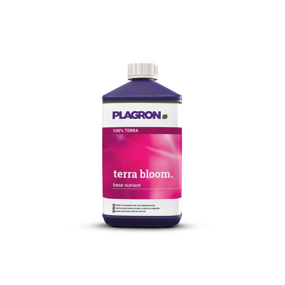 Plagron Terra Bloom, en premium blomstrende gødning fra Bertels B.V., præsenteres i en mørk flaske med hvid lukning og pink etiket med produktnavn og brandlogo. "100% Terra" står i hvid skrift på lilla baggrund for optimal blomstring.