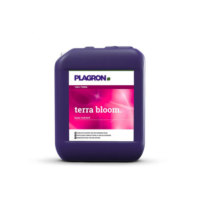 En lilla beholder med teksten "Plagron Terra Bloom" fra Bertels B.V. er en blomstrende gødning med pink-hvid etiket, der anvendes som basisnæringsstof til at fremme optimal blomstring for kraftig plantevækst.