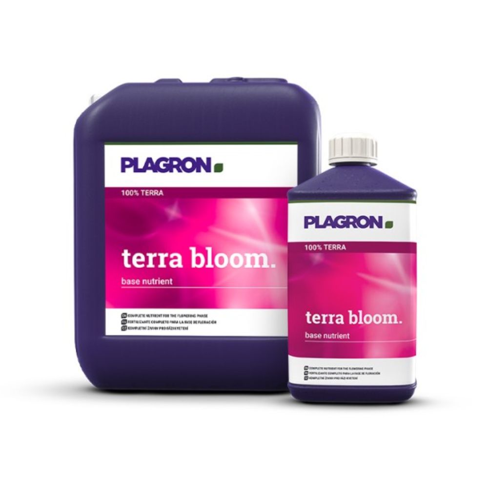 To beholdere med Plagron Terra Bloom fra Bertels B.V. står foran en hvid baggrund. Den større mørkelilla beholder har en pink-hvid etiket, der afspejler designet af den mindre og er ideel til at fremme en kraftig blomstring i din have.