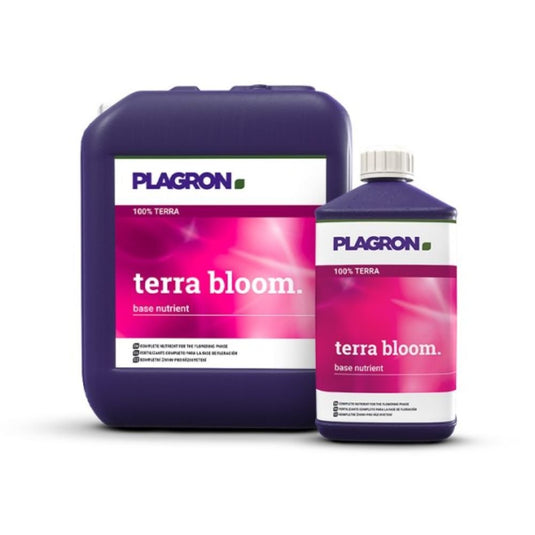 To beholdere med Plagron Terra Bloom fra Bertels B.V. står foran en hvid baggrund. Den større, mørkviolette beholder har en lyserød-hvid etiket, der afspejler designet på den mindre beholder og er ideel til at fremme en kraftig blomstring i din have.