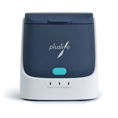 Das Pluslife Mini Dock PoC-NAT-Testgerät ist ein kompaktes, dunkelgraues und weißes elektronisches Gerät mit dem „pluslife“-Logo. Es liefert mit seiner blauen Taste und den drei Kontrollleuchten mit den Bezeichnungen „Power“, „Positiv“ und „Negativ“ laborgenaue Testergebnisse für präzise Point-of-Care-Tests.