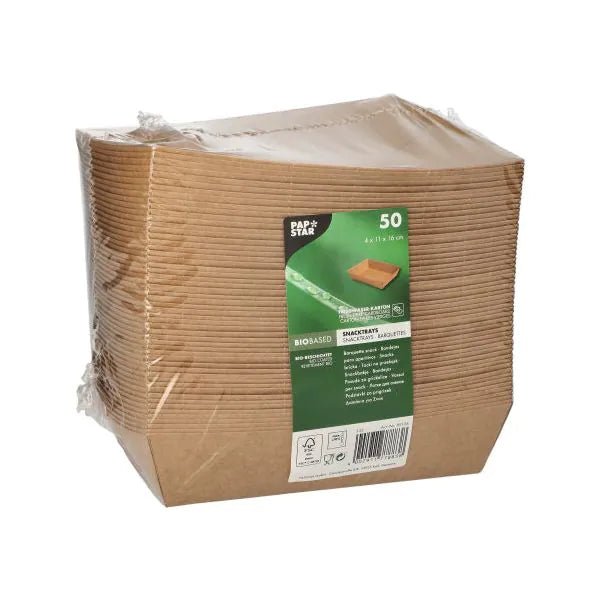 50 brune, rektangulære PAPSTAR snackbakker af pap "pure" som bæredygtigt engangsservice, fra PAPSTAR GmbH, pakket i plastik og med en grøn etiket med produktinformationer på forsiden.