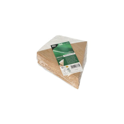 Et sæt PAPSTAR "pure" pommes-frites-kegler med dypningshjørne lavet af fornybare råmaterialer er pakket i en gennemsigtig plastikfolie. Emballagen er forsynet med en grøn etiket med produktinformationer og stregkode. De brun/hvide trekantede ToGo-beholdere har målene 19,5 cm x 16,5 cm og rummer op til 100 g.