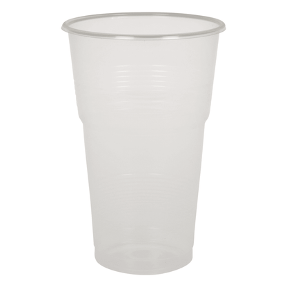 En gennemsigtig, tom plastikkop fra serien Drikkeglas, PP af Abena Re-Seller GmbH står oprejst på en ensfarvet hvid baggrund og fremhæver sin holdbarhed og konstruktion af polypropylen (PP).