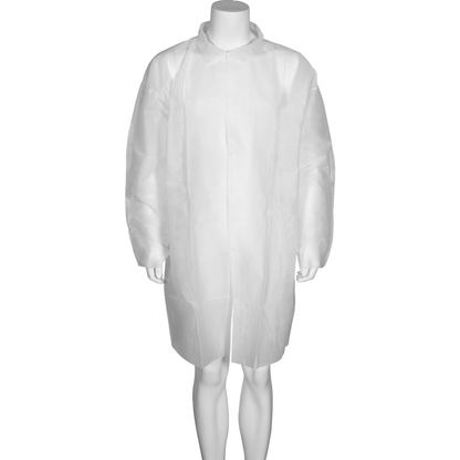Der Besucherkittel, Nonwoven/PP, Weiß von Abena Re-Seller GmbH ist ein Einweglaborkittel mit langen Ärmeln, Kragen und Knöpfen vorne, dargestellt an einer Schaufensterpuppe.