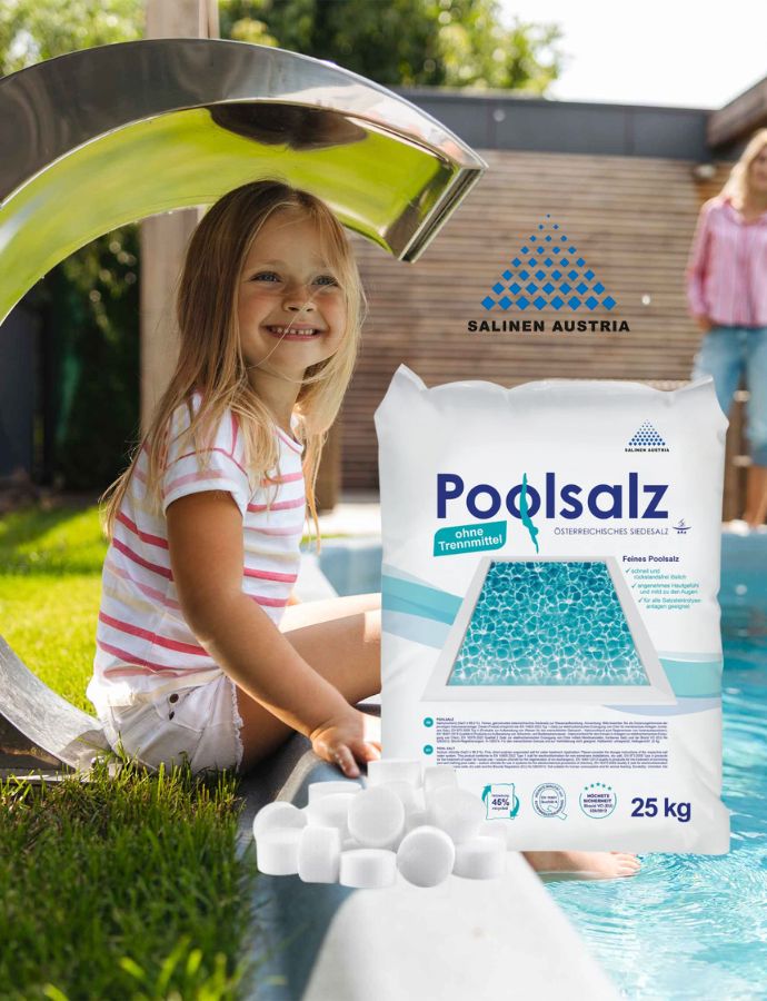 Ein junges Mädchen sitzt lächelnd an einem Pool im Hinterhof und hält die Füße ins Wasser. Im Vordergrund stehen ein 25-kg-Sack Poolsalz und mehrere weiße Salztabletten. Im Hintergrund ist das Logo von Salinen Austria zu sehen.