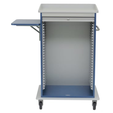 En Novocal Roll-Up multifunktionsvogn med blå-hvidt stel af fuldplastplader, fire hjul, åben front med tomme rum, en lukket øverste skuffe og en lille udklappelig hylde på venstre side. Mærke: Novocal.