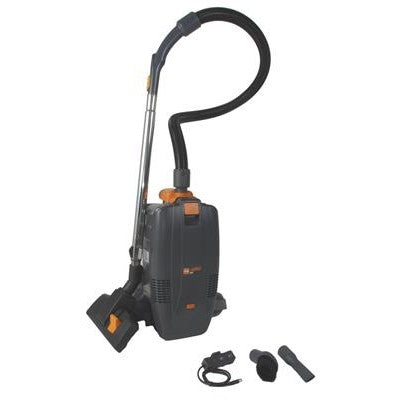 Det TASKI AERO BP B Plus Starter Kit fra Diversey Deutschland GmbH & Co. OHG, en ultralet rygstøvsuger med lithium-ion teknologi, vises oprejst med slange, stang, tre tilbehørsdele og netledning til ergonomisk rengøring.