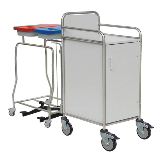 Der Novocal Stationswagen verfügt über einen Edelstahlrahmen mit vollverschweißten Verbindungen, vier Räder, einen weißen Schrank mit Griff und Tür sowie zwei hintere Abfalleimer - einen mit rotem und einen mit blauem Deckel - ideal für Pflegeeinrichtungen.