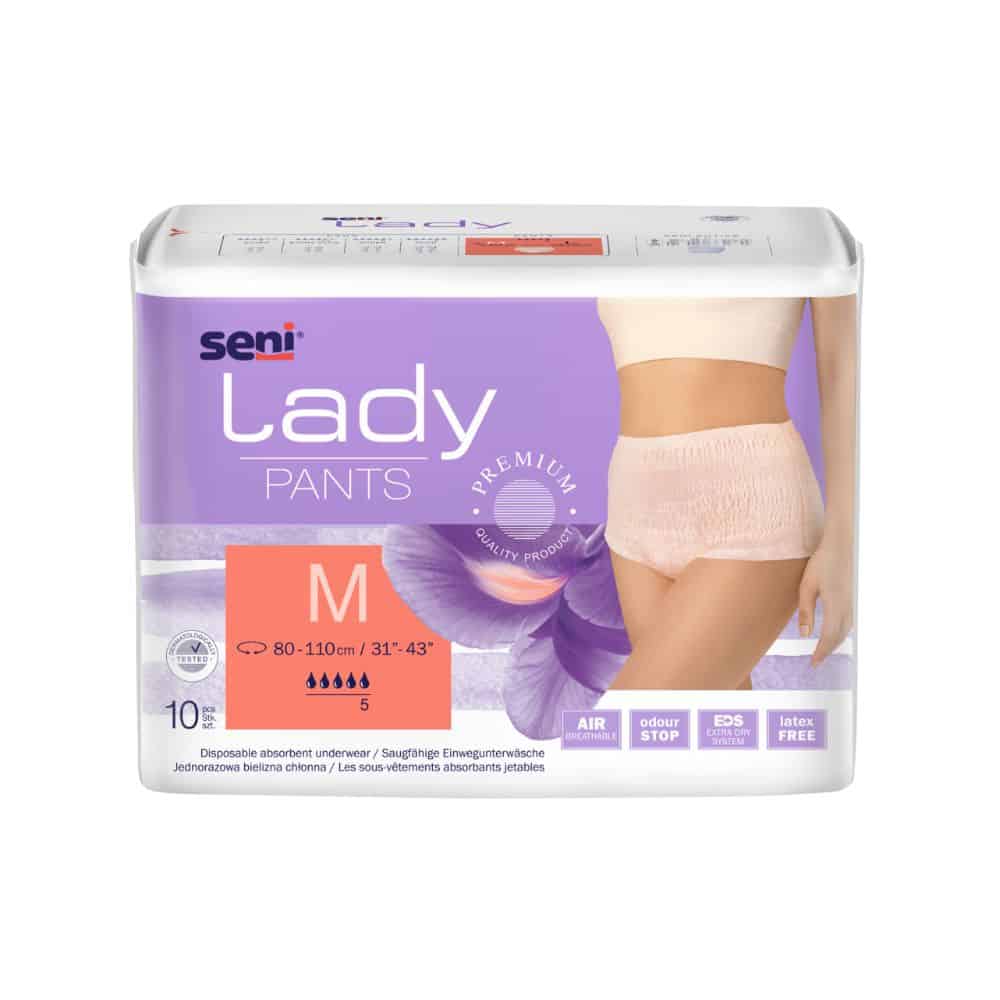 En pakke med absorberende undertøj Seni Lady Pants i størrelse Medium, som er udviklet til inkontinens, viser et billede af produktet på en kvindelig model. Emballagen fremhæver egenskaber som åndbarhed og sikkerhed. Produktet er fra TZMO Deutschland GmbH.