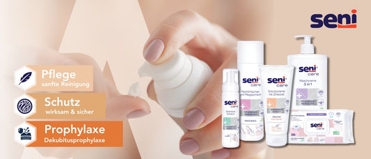 „Werbung für Seni Care Pflegeprodukte: Eine Nahaufnahme zeigt eine Hand, die eine Creme auf einen Finger gibt. Rechts daneben sind verschiedene Seni Care Produkte abgebildet, darunter Waschcreme, Schutzcreme mit Zinkoxid, Hautreinigungs- und Pflegeschaum, Shampoo-Schaum und Feuchttücher. Links im Bild stehen die Begriffe ‚Pflege – sanfte Reinigung‘, ‚Schutz – wirksam & sicher‘ und ‚Prophylaxe – Dekubitusprophylaxe‘. Oben rechts befindet sich das Seni-Logo.