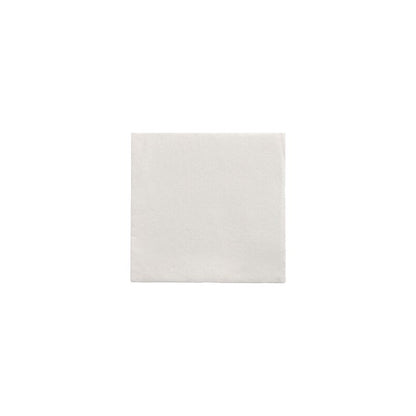 En enkel, hvid, kvadratisk papirserviet fra "DAILY Collection" af PAPSTAR GmbH med målene 24 cm x 24 cm og ideel til en miljøvenlig borddekoration.