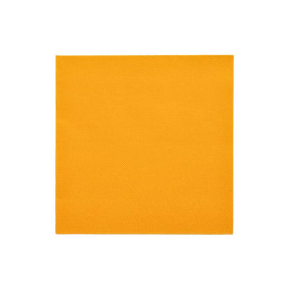 En kvadratisk orange serviet fra PAPSTAR "ROYAL Collection" servietter 1/4-fold 40 cm x 40 cm fra PAPSTAR GmbH kommer til sin ret på en hvid baggrund og giver din borddekoration et elegant touch.