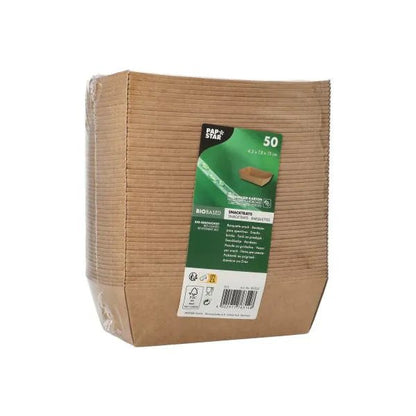 En pænt pakket stabel af 50 brune PAPSTAR "pure" pap snackbakker fra PAPSTAR GmbH, hver rektangulær og miljøvenlig, er forsynet med en grøn-hvid frontetiket.
