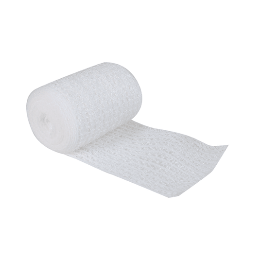 En delvist udrullet rulle af et hvidt, elastisk bandage med strukturmønster ligger på en hvid baggrund. Söhngen WS-elast. Mullbinde 8 cm x 4 m fra W. Söhngen GmbH har stor elasticitet og er derfor let og ideel til medicinsk og støttende brug i alle førstehjælpsfaciliteter.
