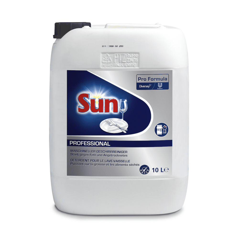 En stor hvid beholder med blåt mærkat prydes af mærket „Sun“ i rød-gule bogstaver. Opvaskemidlet „Sun Pro Formula Liquid“ fra Diversey Deutschland GmbH & Co. OHG har en kapacitet på 10 liter og indeholder en kraftfuld formel til fedtfjernelse, der altid garanterer stribefri resultater.