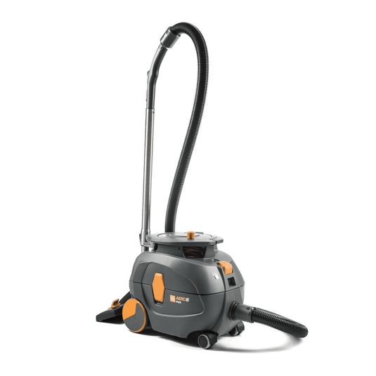 En TASKI AERO 8 PLUS-støvsuger, leveret af Diversey Deutschland GmbH & Co. OHG, i gråt og orange, står oprejst. Denne kompakte og kraftfulde støvsuger med vandbeholder er udstyret med en lang, fleksibel slange og har et cylindrisk hus med store baghjul og mindre forhjul, hvilket sikrer fremragende manøvredygtighed og effektiv rengøring. Dens drift er forbedret med »Flüster«-teknologi, der sikrer en støjsvag drift.