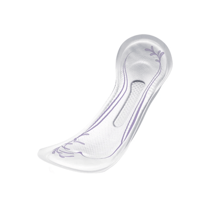 En transparent, kontureret TENA Lady Discreet Maxi-indlægssål med violette dekorative elementer tilbyder støtte og komfort. Den blev udviklet af Essity Germany GmbH specielt til en behagelig pasform i sko og understøtter alle, der søger diskrete løsninger til problemer som blæresvaghed uden at skulle gå på kompromis med stil.