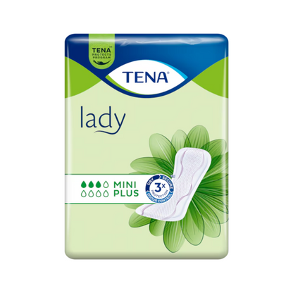 Emballagen til TENA Lady Mini Plus indlæg fra Essity Deutschland GmbH er holdt i grøn og bærer mærkets logo fremtrædende øverst. Ved siden af teksten "3x beskyttelse", der fremhæver DryZone-teknologien for forbedret effektivitet mod blæresvaghed, ses billedet af et indlæg.