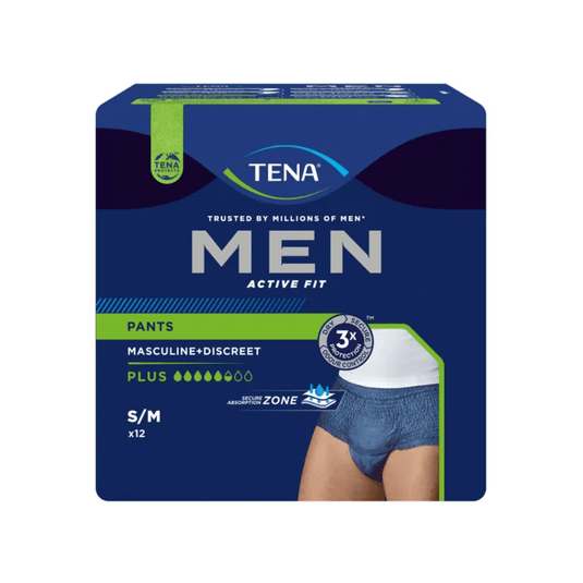 TENA Men Active Fit Pants Plus inkontinensbukser, der forhandles af TENA – Essity Deutschland GmbH, har en mørkeblå emballage med grønne detaljer, der understreger det maskuline og diskrete design. De fremhæver »3x beskyttelse« og »Plus sugeevne« for effektivt at modvirke urinlækage, og pakken indeholder 12 bukser i størrelse S/M.