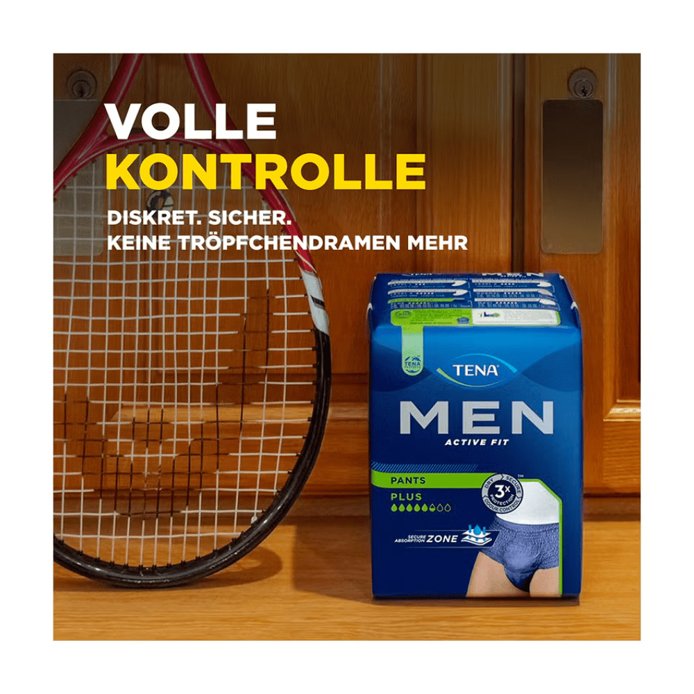 En pakke med prøve TENA Men Active Fit Pants Plus Blue fra TENA - Essity Germany GmbH ligger på en træoverflade ved siden af en tennisketcher. Teksten ovenover lyder: "Fuld kontrol. Diskret. Sikker. Ingen flere drypdramaer - ideel til mænd med blæresvaghed.