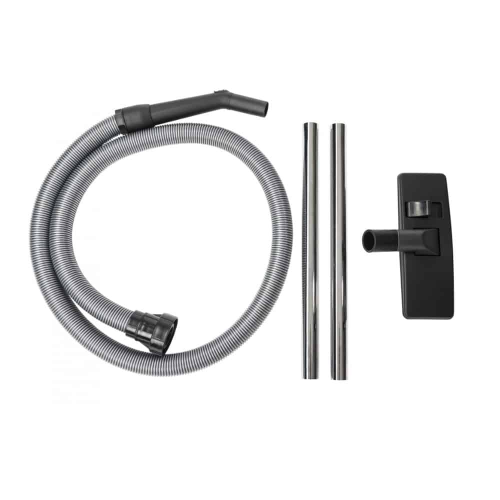 På den hvide baggrund vises udvalget af dele til ASKIGO fra Diversey Deutschland GmbH & Co. KG samt deres operatører. Støvsugeren har et funktionelt design med væsentlige komponenter som den medfølgende spiral-sugeslange, metalforlængelsesrør og sorte støvdysebeslag, hvilket gør, at denne og de lydsvage rengøringsløsninger fungerer optimalt.