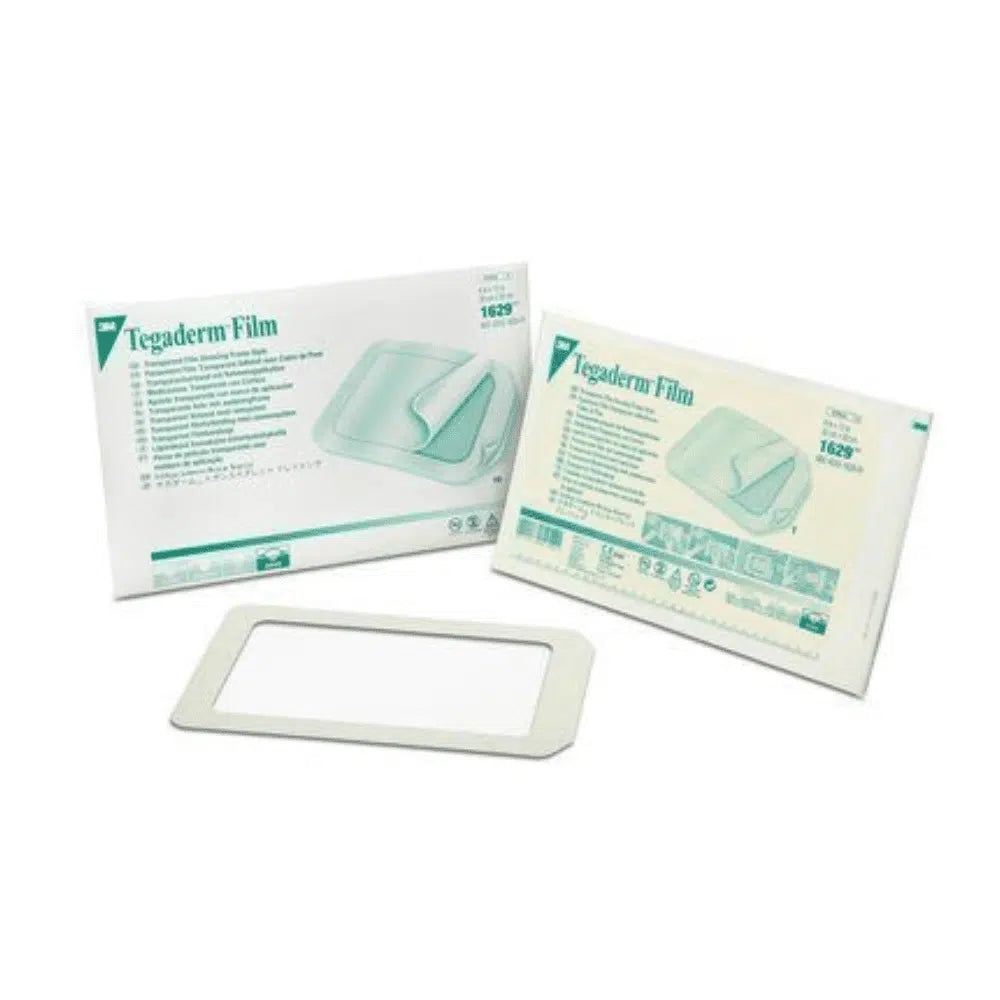 Vor zwei Verpackungen ist ein rechteckiger Tegaderm Film 3M Transparentverband (10 x 12 cm, Packung mit 5 Stück, Solventum Germany GmbH) mit Produktinformationen und einer Abbildung der Fixierpflaster-Anwendung abgebildet.