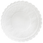 En rund, hvid serviet fra Duni GmbH med en diameter på 9 cm, flere lag og bølgede kanter samt indviklede prægemønstre langs kanten. Dette produkt leveres i en pakke med 500 stykker.
