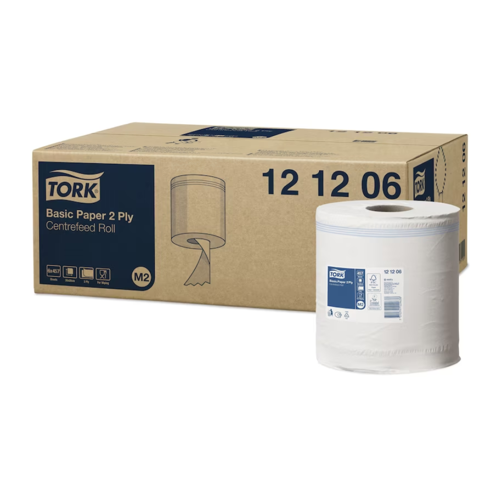 En stor kasse med teksten "Tork 121206 Standard-papirhåndklæder Universal M2 2-lags | Kasse (6 ruller)" fra TORK – Essity Professional Hygiene Germany GmbH står ved siden af en enkelt hvid papirrolle. Emballagen viser produktoplysninger, viser et billede af en rulle og fremhæver det tolags design af Universal M2 til alsidige rengøringsbehov.