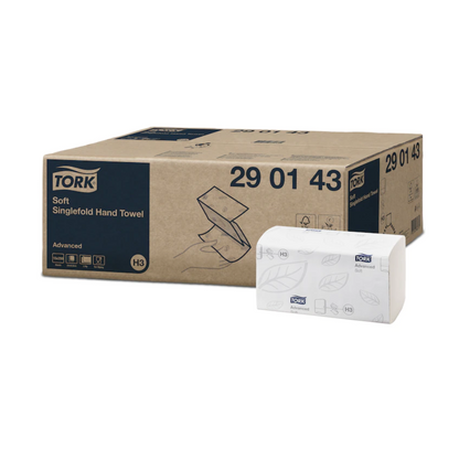 En æske Tork 290143 bløde zigzag-håndklæder Advanced H3 2-lags er udstillet ved siden af en åben pakke med bladdesign. Æsken med modelnummer 29 01 43 har et blå-beige farveskema, der er ideelt til Advanced H3 Tork dispenser-opsætning.