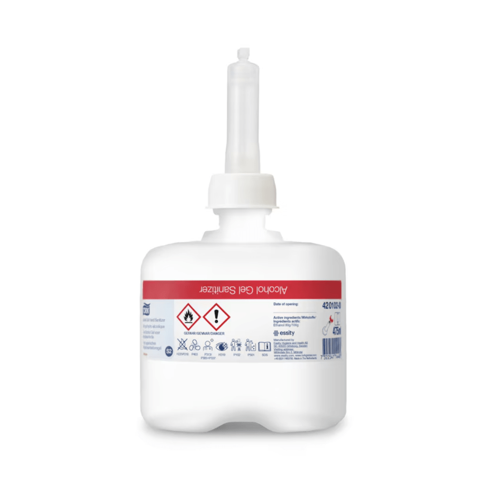 En hvid flaske Tork 420102 Mini Hånddesinfektionsgel fra TORK – Essity Professional Hygiene Germany GmbH, med en rød etiket med sikkerhedssymboler og en lang dyse øverst. Etiketten indeholder instruktioner til kirurgisk hånddesinfektion med 80 % sprit.