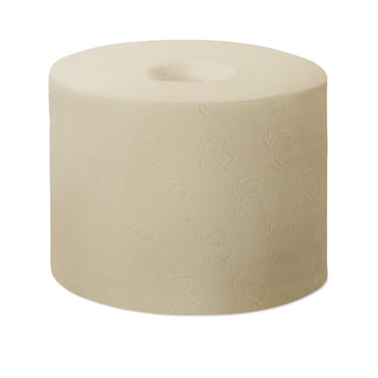 En stor rulle Tork 471255 hylseløst Midi Toiletpapir Advanced Natur T7 2-lags præsenteres foran en enkel hvid baggrund. Papiret består af 100 % genbrugsfibre og har en beige overflade med et præget blomstermønster, der både fremviser dets miljøvenlige og elegante design.