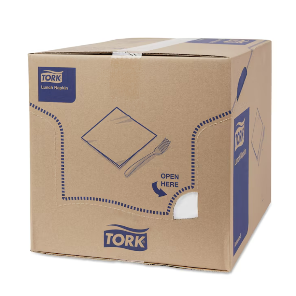 En stor kasse med påskriften "Tork 477149 frokostservietter Hvid Advanced 1/4-fold 2-lags" viser TORK-logoet – Essity Professional Hygiene Germany GmbH. Emballagen i blå og hvid fremhæver miljøvenligheden af de 2-lags frokostservietter og har en "Åbn her"-vejledning samt en perforeret åbning på forsiden.