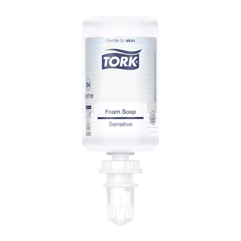 Tork 520701 Sensitive Hand-Skum Sæbe Premium S4 (1000 ml) fra TORK – Essity Professional Hygiene Germany GmbH leveres i en gennemsigtig flaske med bunddispenser. På etiketten står der "Skånsom mod huden", "Skumsæbe", "Sensitive" og den er ECARF-certificeret.