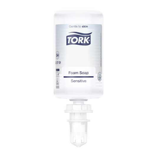 Eine Flasche Tork 520701 Sensitive Hand-Schaumseife Premium S4 | Karton (6 Flaschen) mit der Marke TORK, für empfindliche Haut und allergikerfreundlich. Das Etikett weist darauf hin, dass die Seife sanft zur Haut ist und den Produktcode Premium S4 trägt. Die Flasche ist durchsichtig und hat unten einen weißen Pumpspender.
