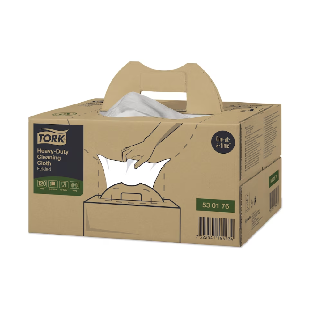 Auf einem Karton von TORK - Essity mit der Aufschrift „Tork 530176 Extra-Starke Reinigungstücher Premium W7“ ist eine Hand zu sehen, die ein Tuch herauszieht. Darin befinden sich 120 gefaltete Tücher mit der Aufschrift „Einzeln“, die den Lösungsmittelverbrauch senken sollen.