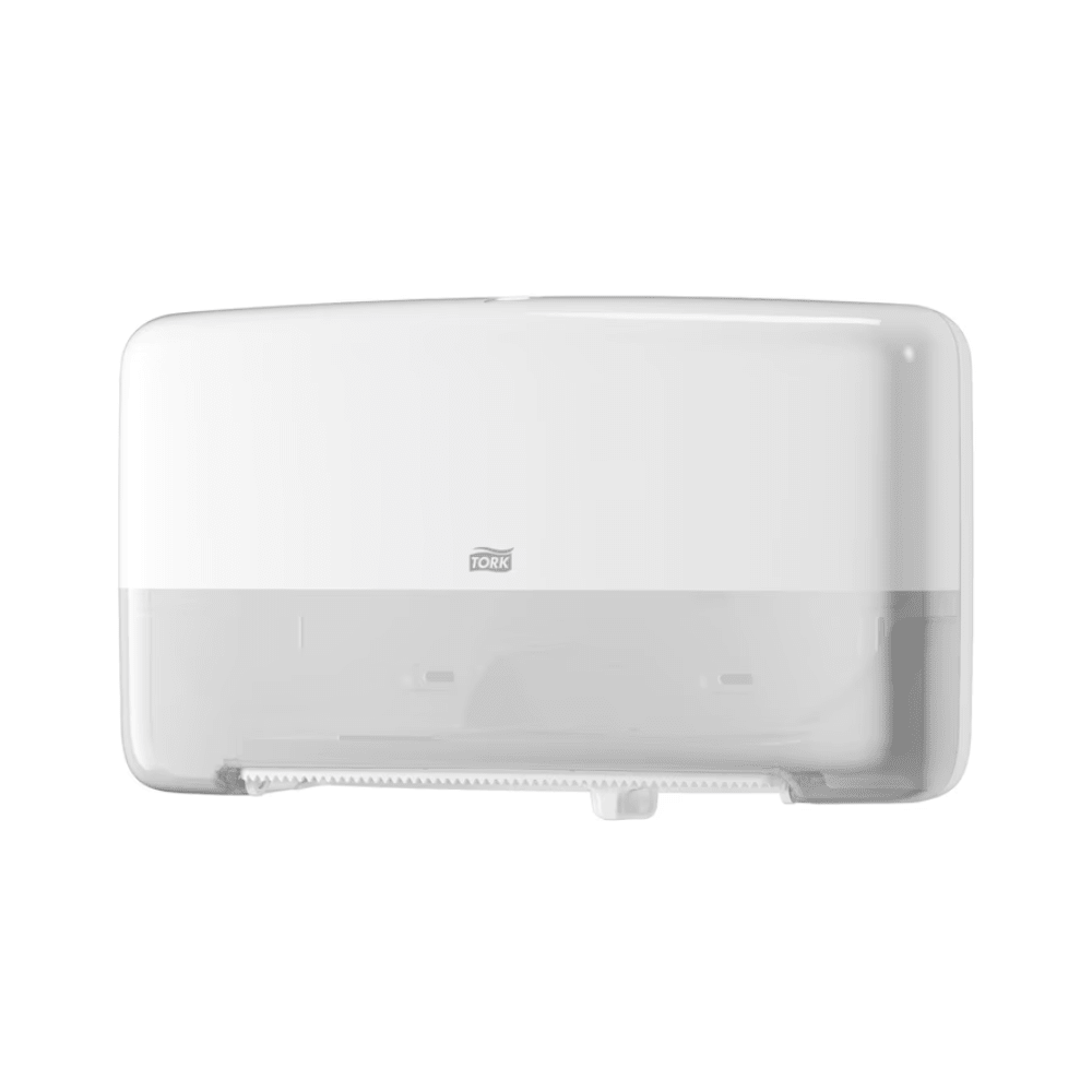 Tork 555500 dobbeltrolledispenser til Mini Jumbo toiletpapir T2 fra TORK – Essity Professional Hygiene Germany GmbH har et gennemsigtigt nederste område, der muliggør nem kontrol af rullen indeni. Dens slanke design omfatter et lille logo på forsiden og en takket kant til bekvem afrivning af papirhåndklæder.